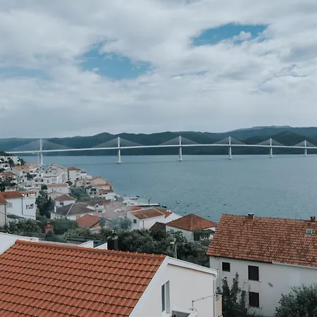 Leonarda Комарна